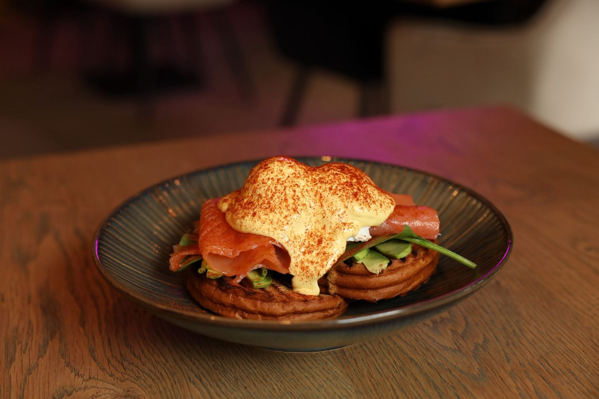 Eggs benedict op wafel